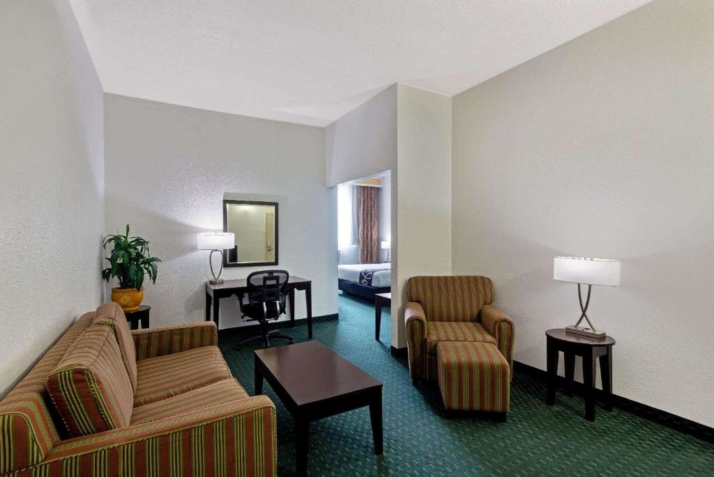 Deluxe Double Suite with pool view La Quinta Inn