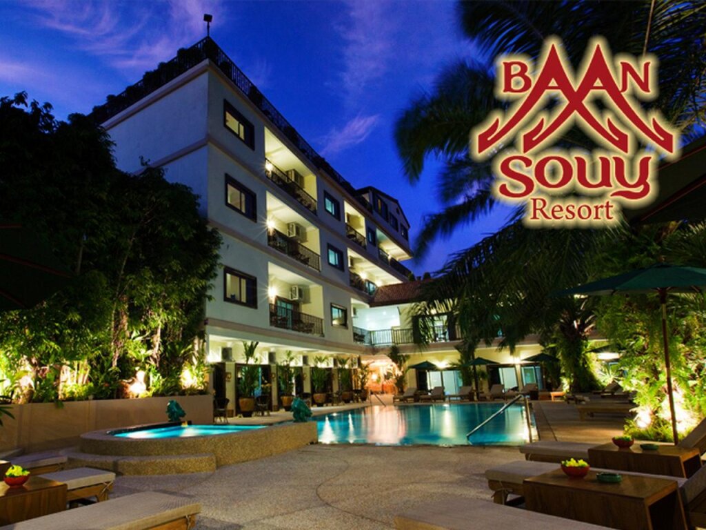 Кровать в общем номере Baan Souy Resort