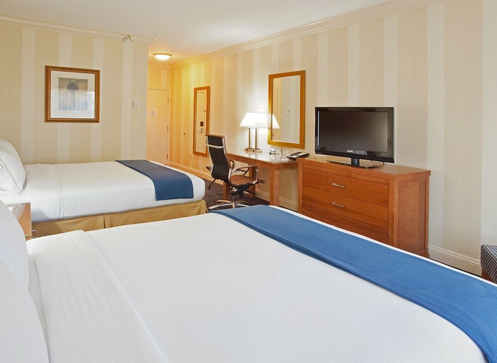 Четырёхместный номер Standard Holiday Inn Express Hotel & Suites Santa Cruz, an IHG Hotel