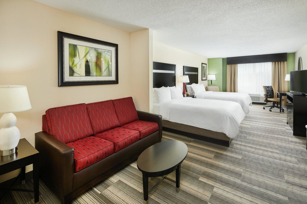 Четырёхместный номер Executive Holiday Inn Express & Suites I-26 & Us 29 At Westgate Mall, an IHG Hotel