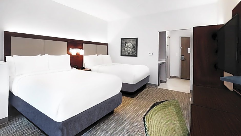Четырёхместный люкс c 1 комнатой Holiday Inn Express & Suites Chalmette - New Orleans S, an IHG Hotel