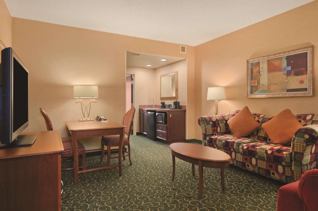 Двухместный номер Premium Embassy Suites by Hilton Hampton Convention Center
