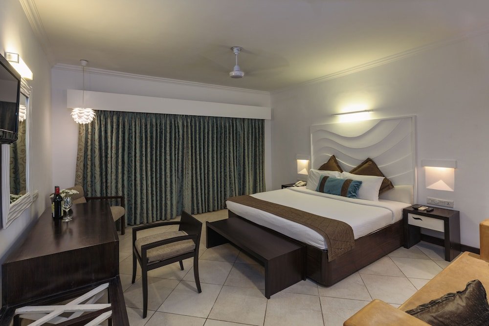 Номер Luxury с балконом Sonesta Inns Beach Resort - Candolim Beach