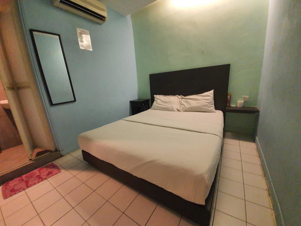 Кровать в общем номере SPOT ON 89698 Budget Inn Hotel