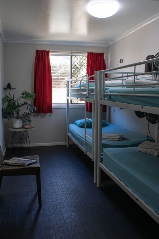 Кровать в общем номере с балконом Gladstone Backpackers