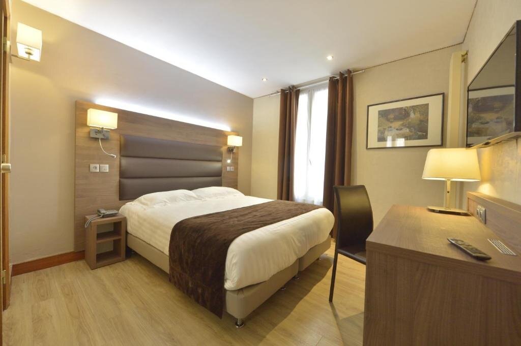 Standard Quadruple room Hotel Renoir Saint Germain