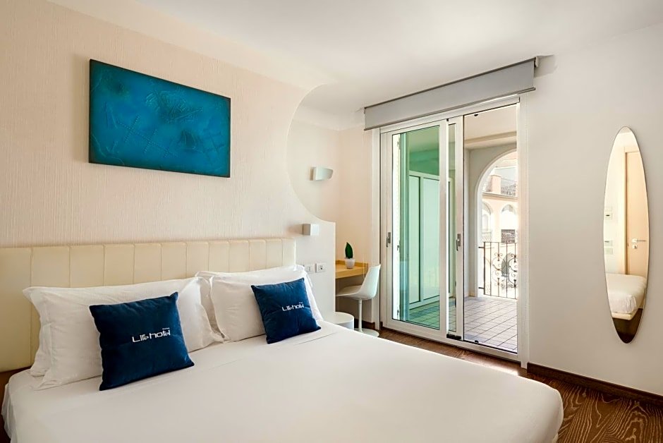 Двухместный номер Deluxe с балконом и с видом на море Life Hotel Seaview & Spa