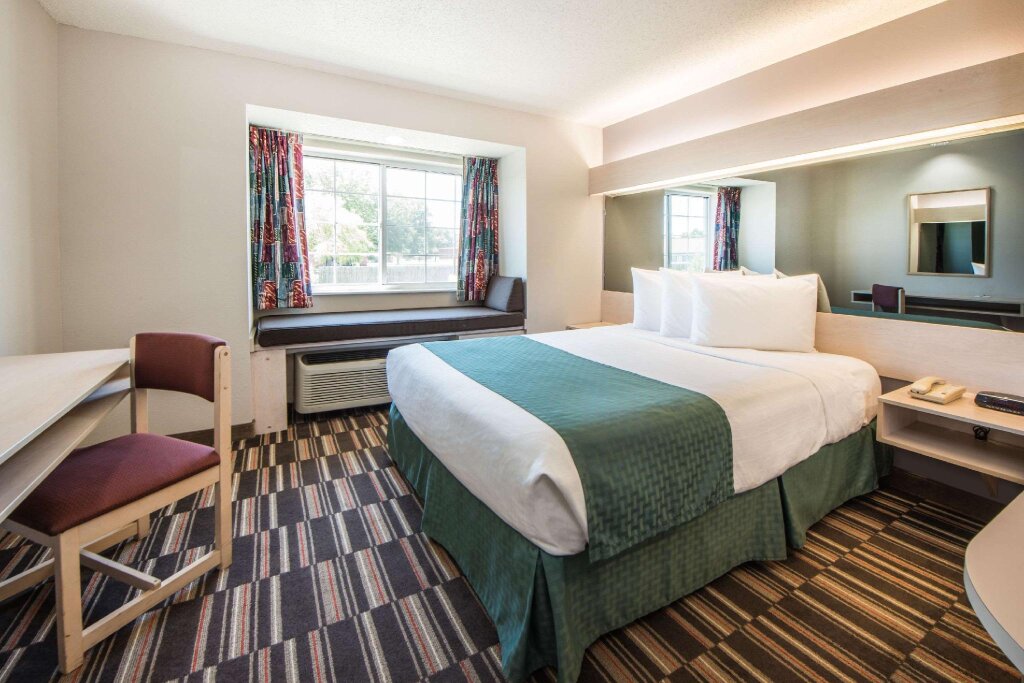 Deluxe Suite Microtel Inn & Suites by Wyndham Claremore