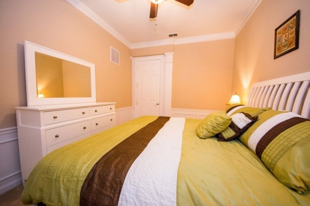 Standard room H2u - Olive - Vc4804 4 Bedroom Apts by Redawning