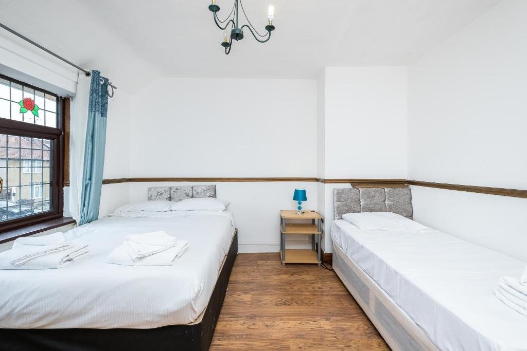 Коттедж Dagenham Self Catering 4BedHouse sleeps up to 8 with Free Wifi and Free Parking
