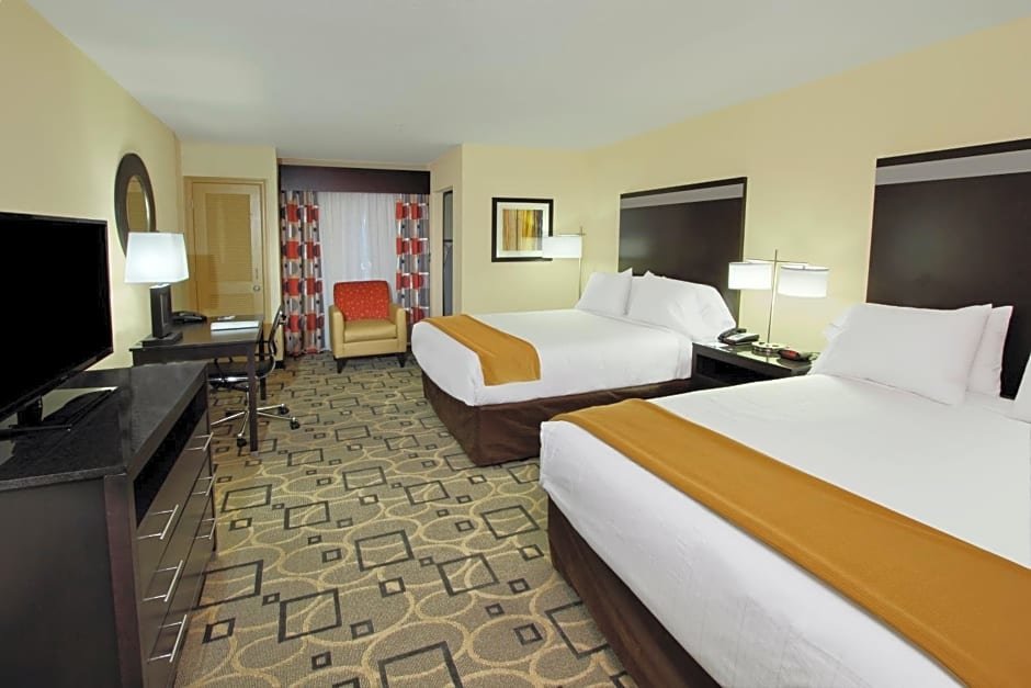 Четырёхместный номер Deluxe Holiday Inn Express Augusta Downtown, an IHG Hotel