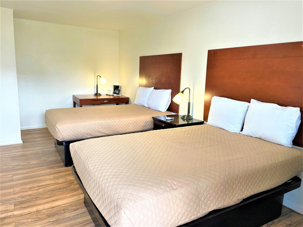 Standard Quadruple room Budget Inn Giddings by Mukhi Hotels