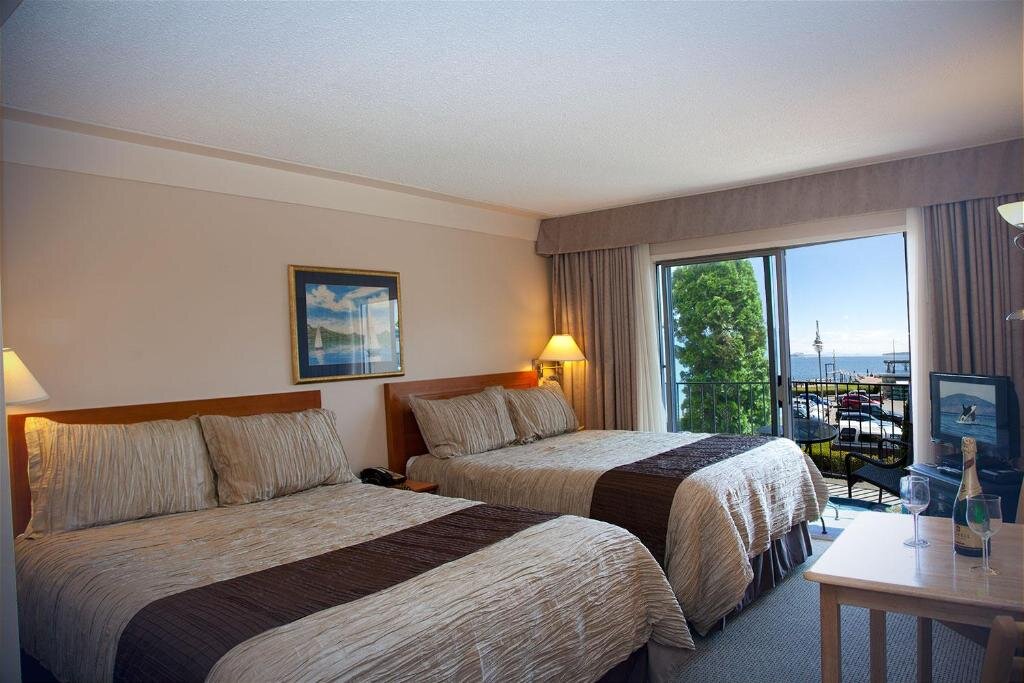 Standard Double room with sea view Sidney Waterfront Inn