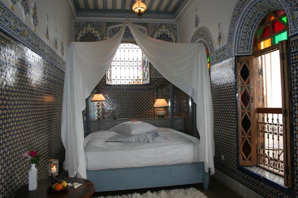 Кровать в общем номере Dar Mayssane