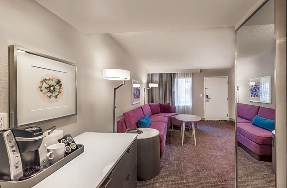 Двухместный номер Standard c 1 комнатой Crowne Plaza Suites Arlington, an IHG Hotel
