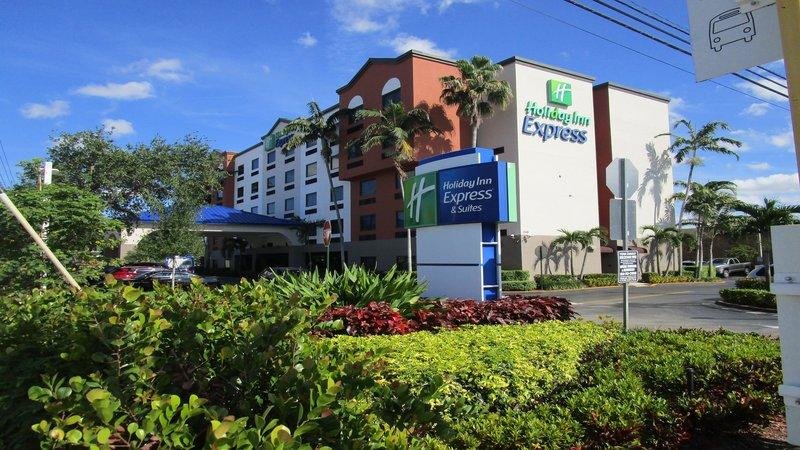 Кровать в общем номере Holiday Inn Express and Suites Fort Lauderdale Airport West, an IHG Hotel