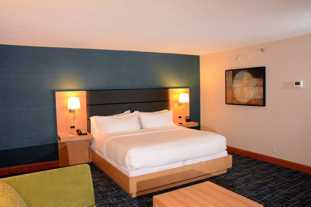 Double Suite Holiday Inn Express Stamford, an IHG Hotel