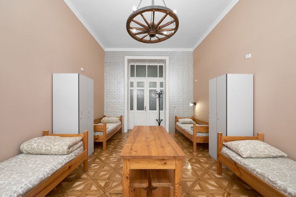 Кровать в общем номере с видом на город Cossacks Hostel