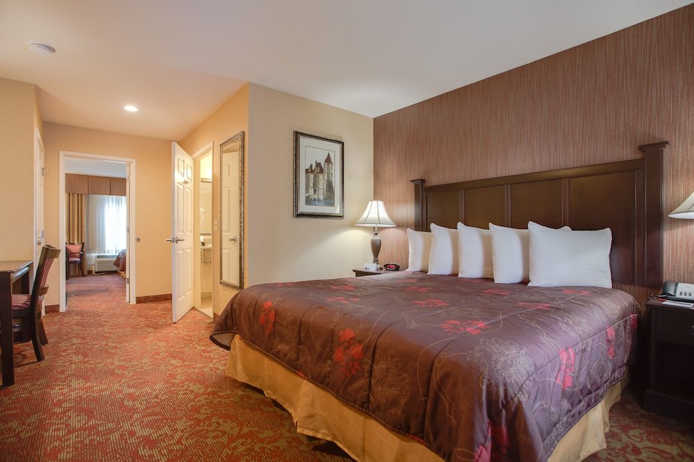 Семейный люкс с 2 комнатами Castle Inn and Suites Anaheim