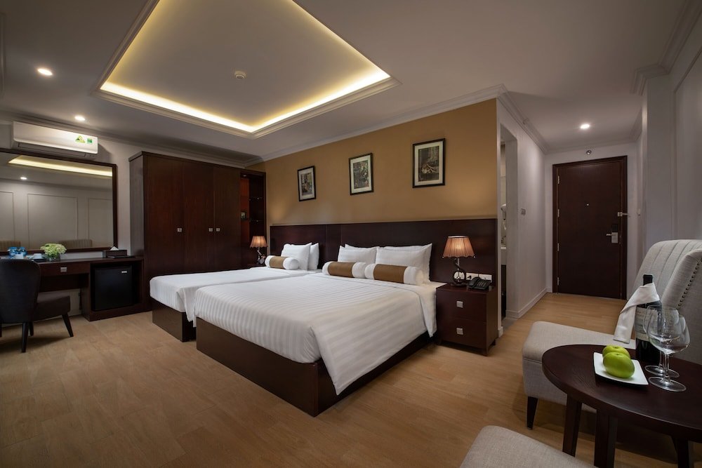 Трёхместный номер Standard с балконом Hanoian Central Hotel & Spa