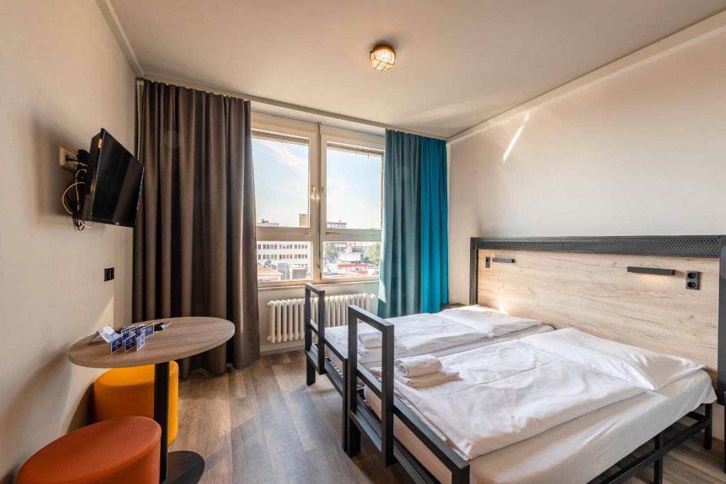 Кровать в общем номере (женский номер) a&o Hamburg City