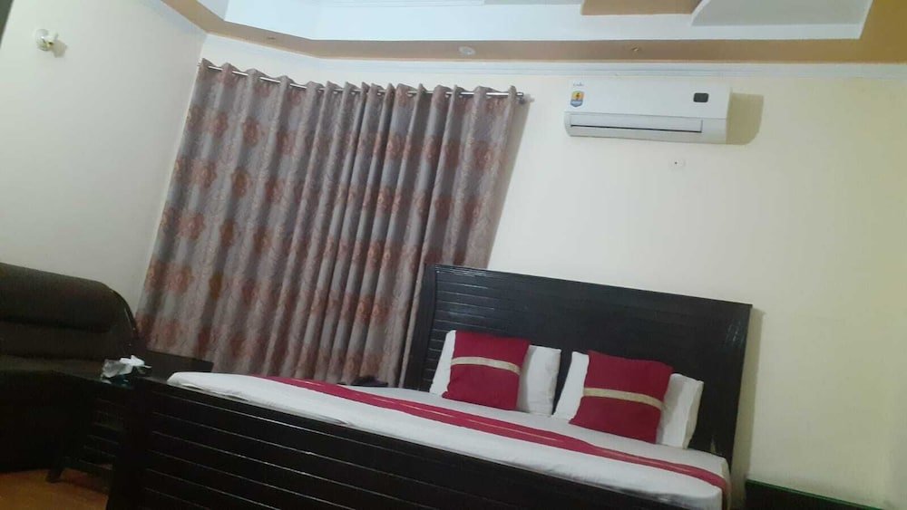 Standard Single room Hotel Pak Inn Gulberg
