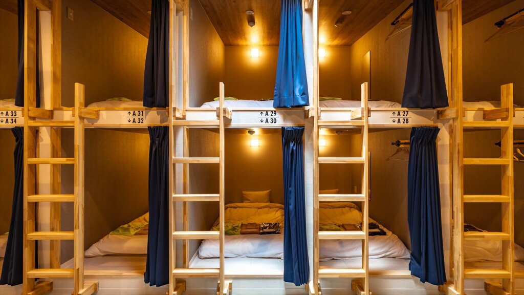 Кровать в общем номере I-Link Hostel & Cafe Shimanami