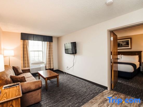 Двухместный люкс с 2 комнатами SureStay Plus Hotel by Best Western Elizabethtown Hershey