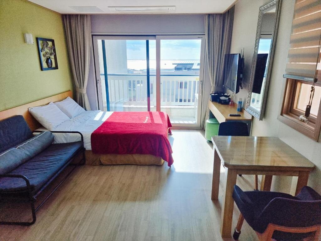 Студия Deluxe Jeju the Ocean Hill Pension