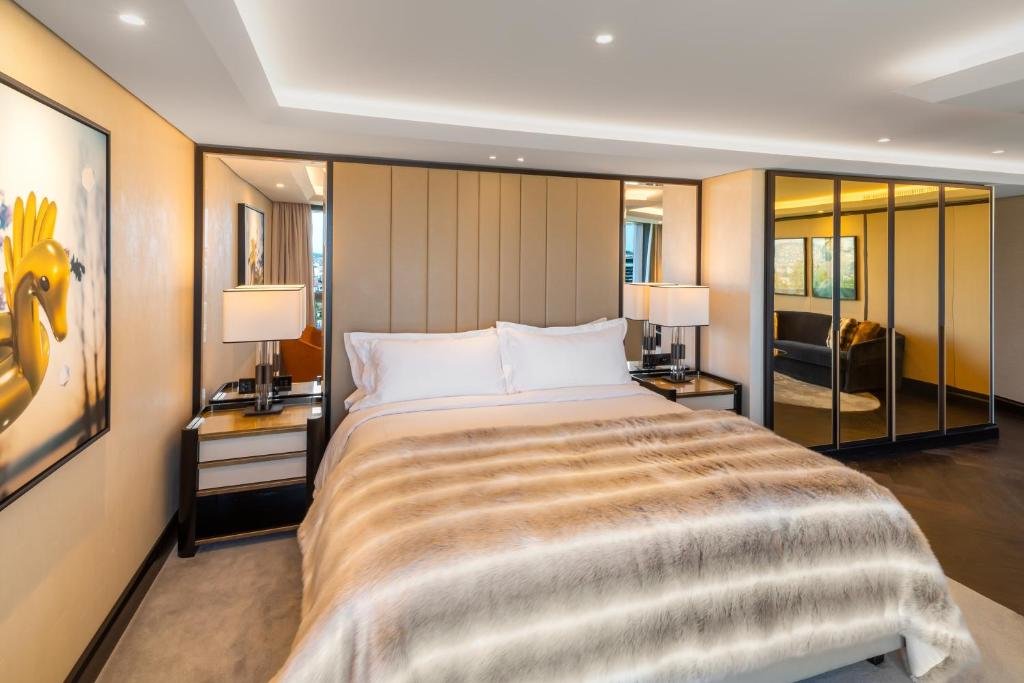 Люкс с 2 комнатами с балконом FIVE Zurich - Luxury City Resort