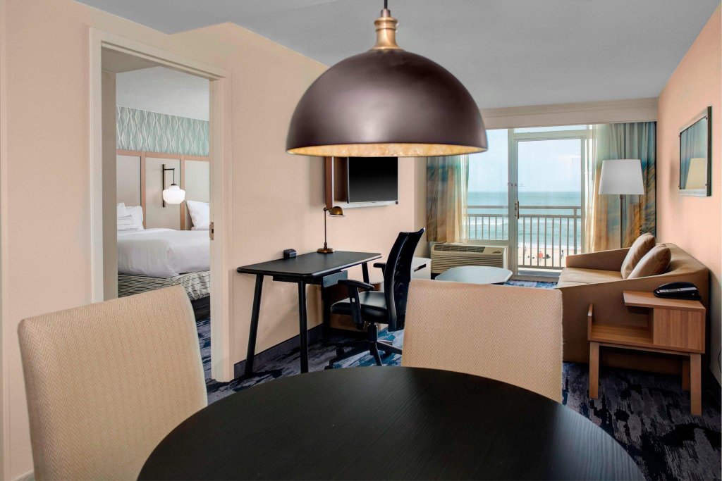 Двухместный люкс c 1 комнатой с балконом и с красивым видом из окна Fairfield Inn & Suites by Marriott Virginia Beach Oceanfront