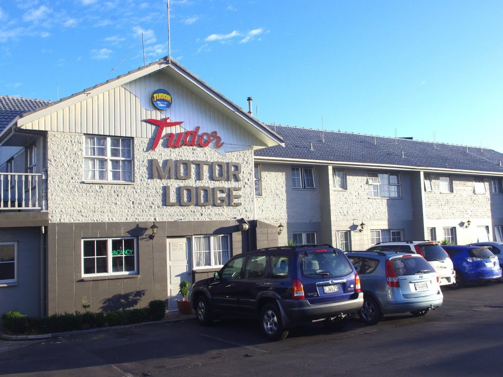 Апартаменты Tudor Motor Lodge