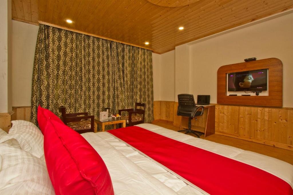 Superior Double room Sarthak Regency Centrally Heated & Air cooled, Rangri, Manali,HP,Just 1 kms from Volvo parking