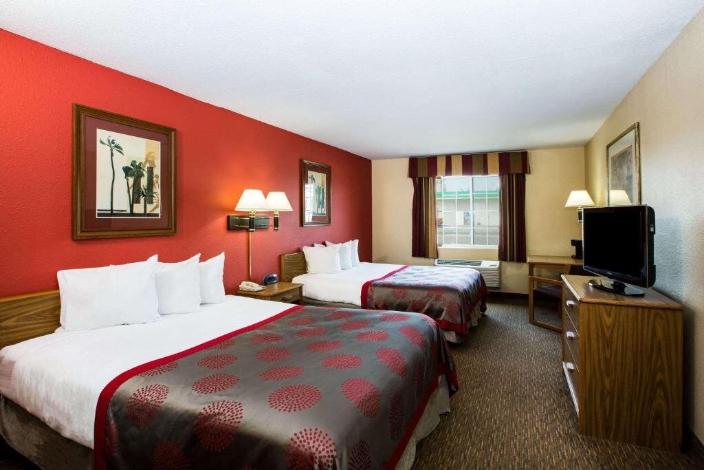 Номер Deluxe Ramada by Wyndham Sioux Falls