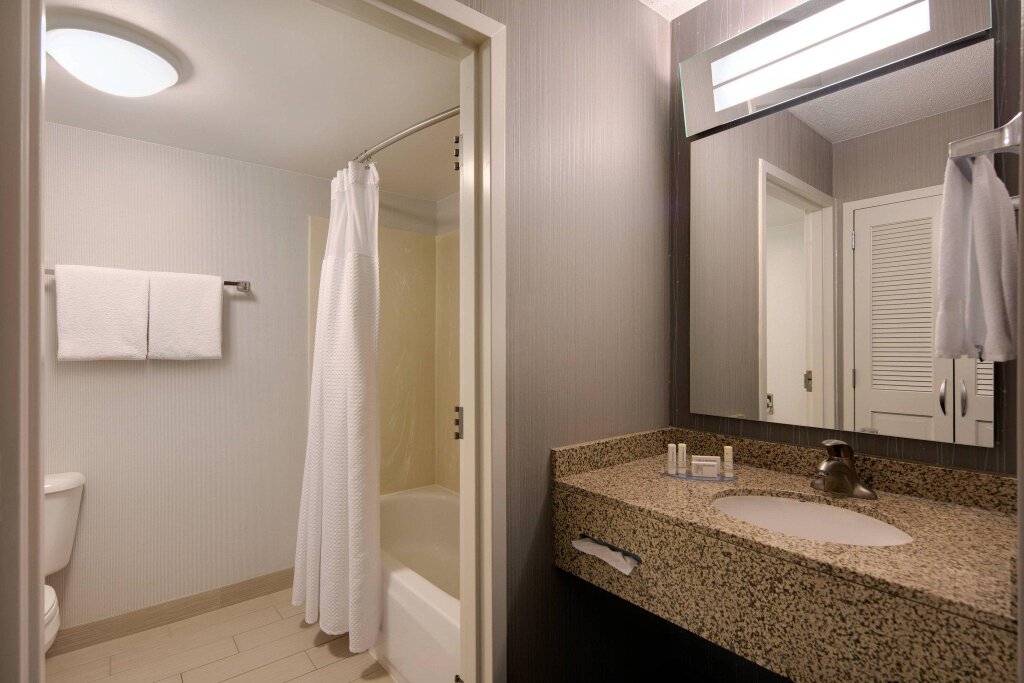 Standard Double room Courtyard by Marriott Grand Rapids Airport