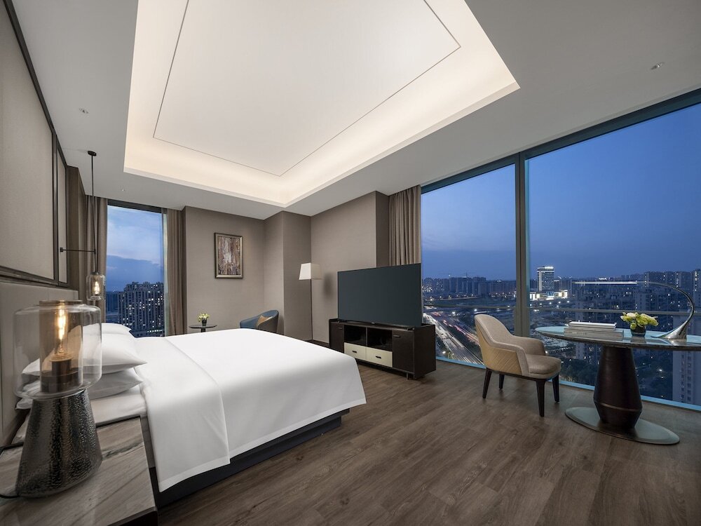 Люкс с 2 комнатами Crowne Plaza Hangzhou Linping, an IHG Hotel