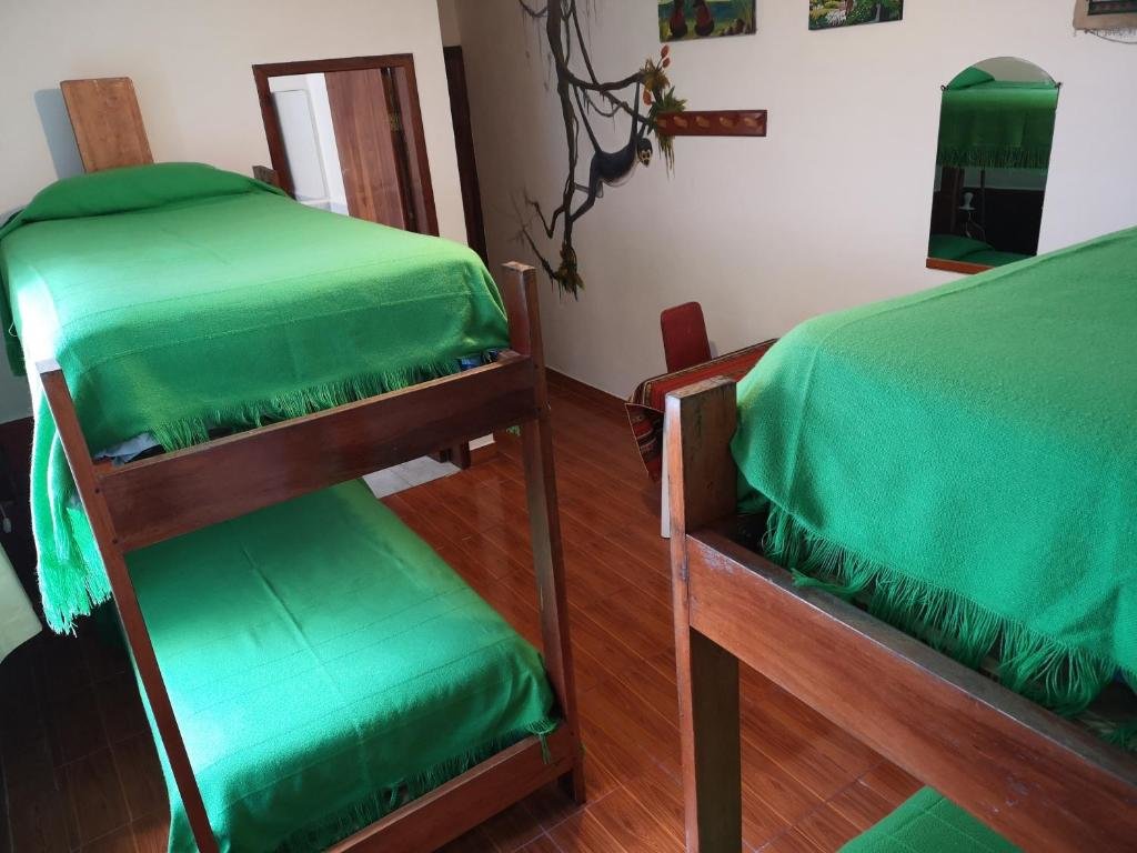 Кровать в общем номере Hostal Chimenea