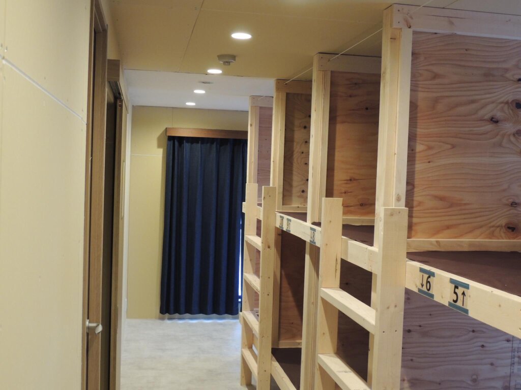 Кровать в общем номере (мужской номер) Guesthouse Sensu