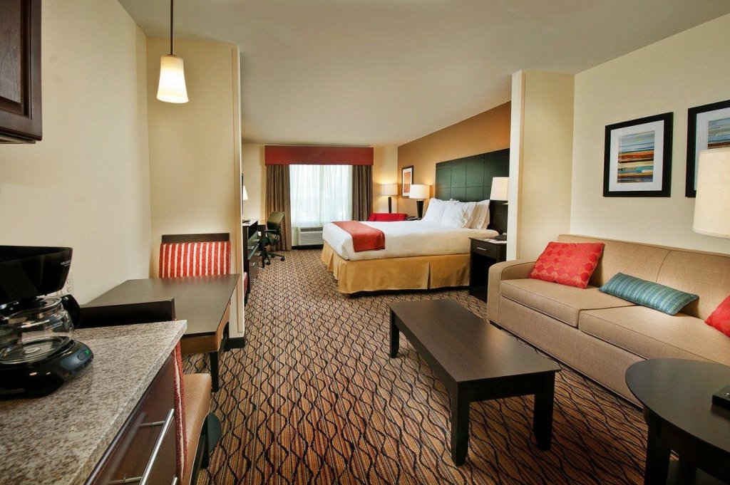 Suite Holiday Inn Express Hotel and Suites Pearsall, an IHG Hotel