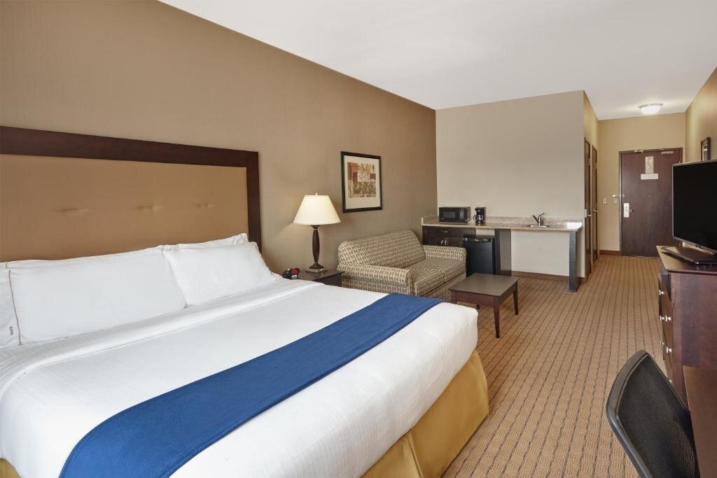 Suite Holiday Inn Express Hotel & Suites Madison-Verona, an IHG Hotel