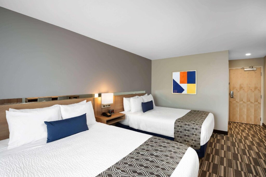 Четырёхместный номер Standard Microtel Inn & Suites by Wyndham Farmington