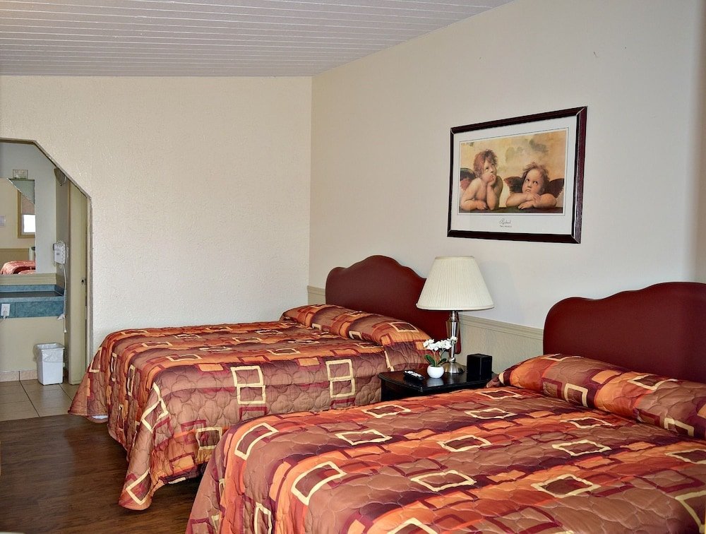 Четырёхместный номер Standard Centre Suite Inns Motel