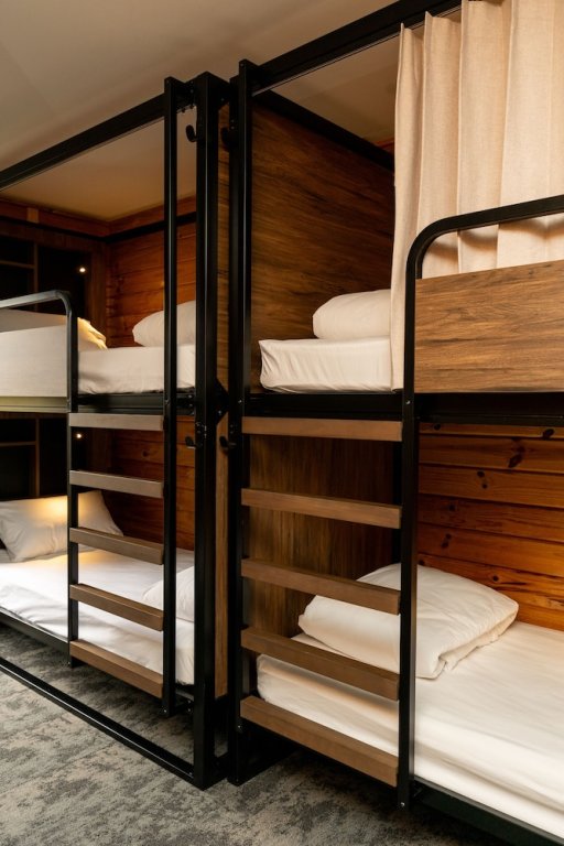 Кровать в общем номере с 4 комнатами Haka House Wanaka