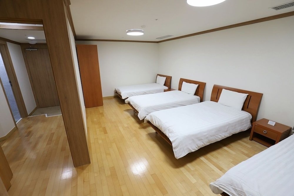Четырёхместный семейный номер Standard Daejeon I-Hotel