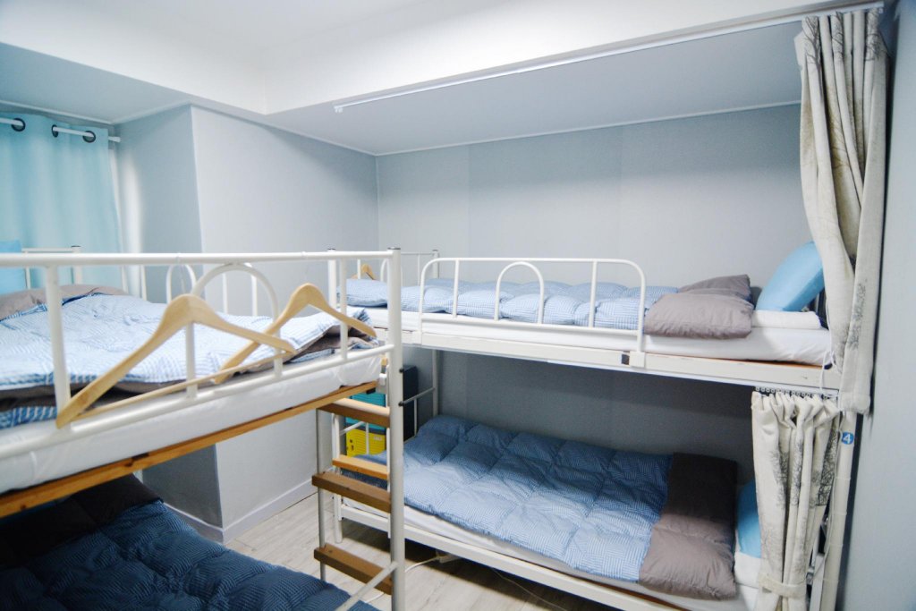 Кровать в общем номере Insadong Hostel