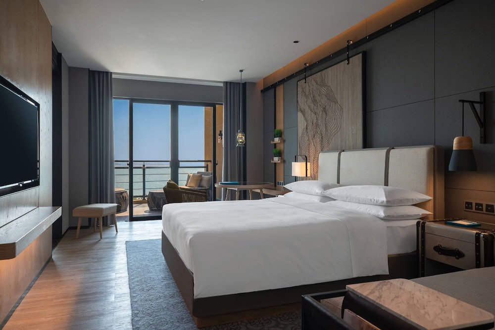 Standard Double room with balcony and with ocean view Renaissance Xiamen Hotel