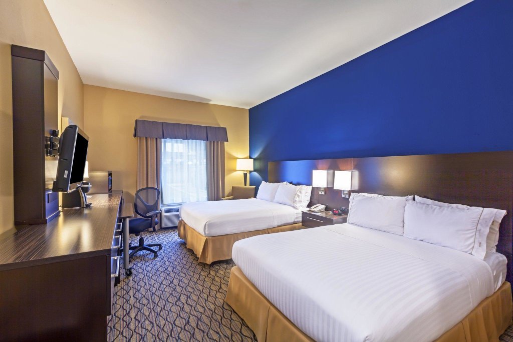 Четырёхместный номер Standard Holiday Inn Express Hotel & Suites Houston-Downtown Convention Center, an IHG Hotel