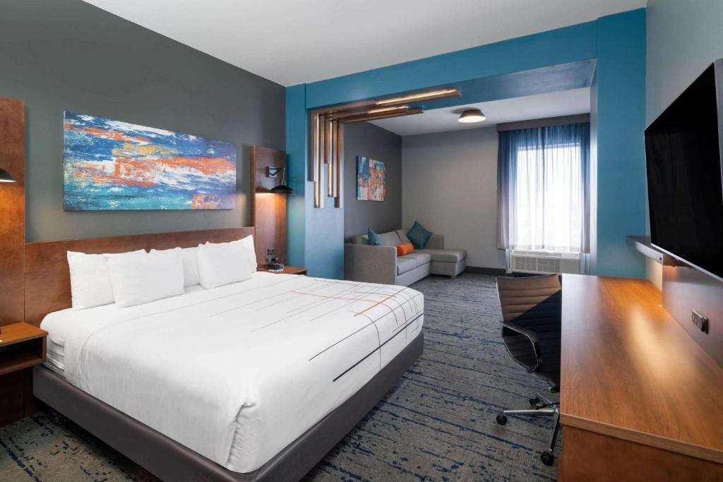 Люкс La Quinta Inn & Suites by Wyndham Louisville NE/Old Henry Rd