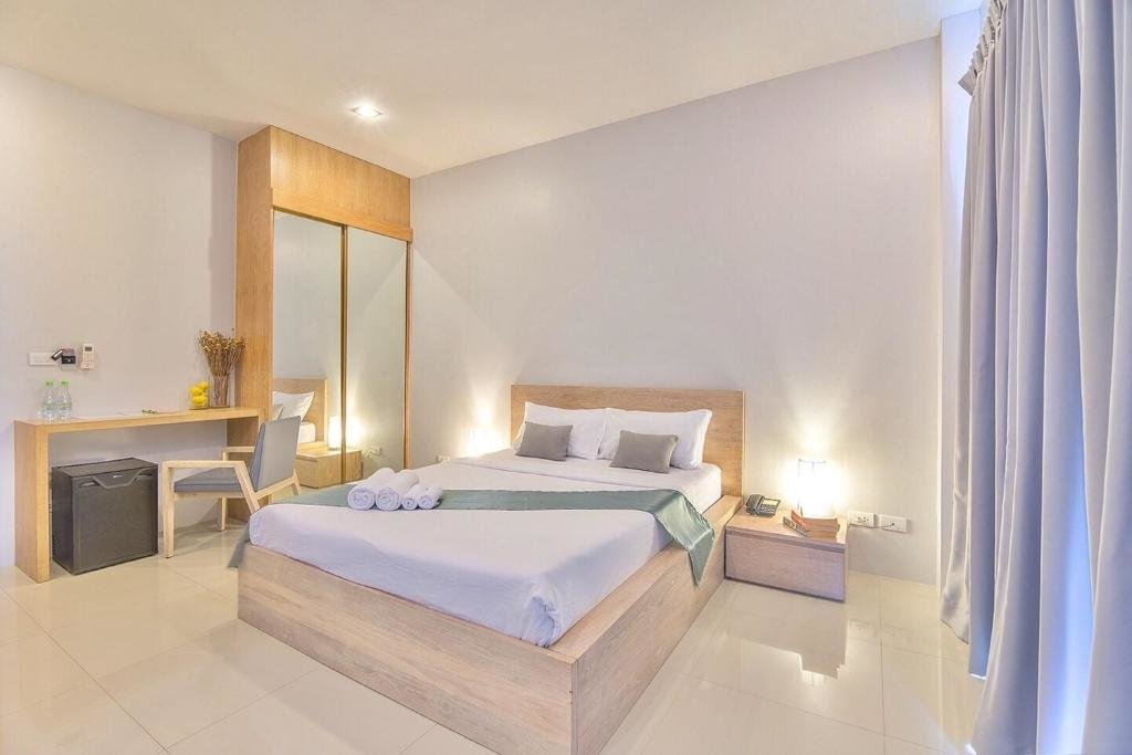 Standard Doppel Zimmer mit Balkon Lemonade Phuket Hotel -SHA Plus
