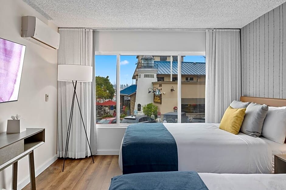 Четырёхместный номер Deluxe Sea Harbor Hotel - San Diego